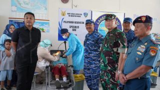 PANGDAM XX/TUANKU IMAM BONJOL DAMPINGI WAKASAU PADA BHAKTI TNI AU KE-79 DI LANUD SUTAN SJAHRIR