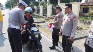 Ribuan Bendera Merah Putih Dibagikan Polres Pasaman Barat, Warga Diajak Semarakkan HUT RI ke-81